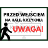 Przed wejściem na hale biały